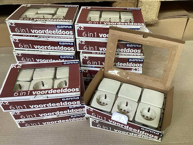 Gamma wandcontactdoos met randaarde en wisselschakelaar (90x) - afbeelding 1 van  4