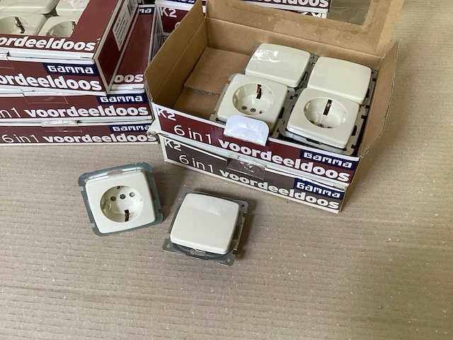 Gamma wandcontactdoos met randaarde en wisselschakelaar (90x) - afbeelding 3 van  4