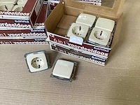 Gamma wandcontactdoos met randaarde en wisselschakelaar (90x) - afbeelding 3 van  4
