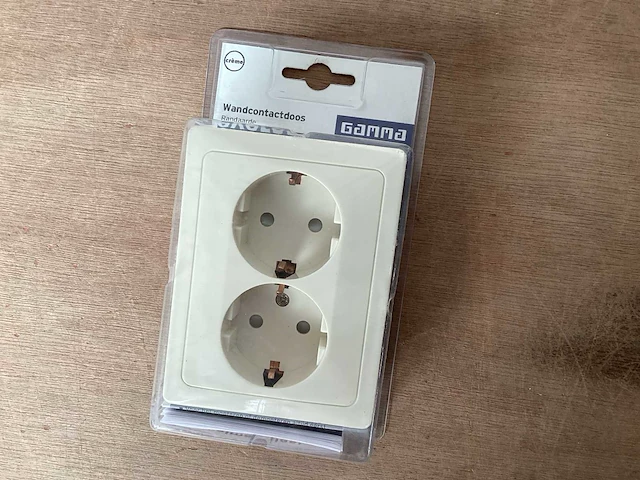 Gamma wandcontactdoos randaarde dubbel, inbouw (81x) - afbeelding 1 van  4