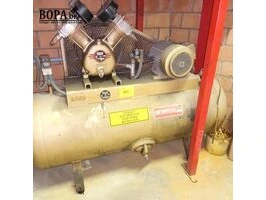 Garage carrosserie met inboedel