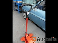 Garage hydraulische krik (rood) merk en model onbekend - afbeelding 1 van  5