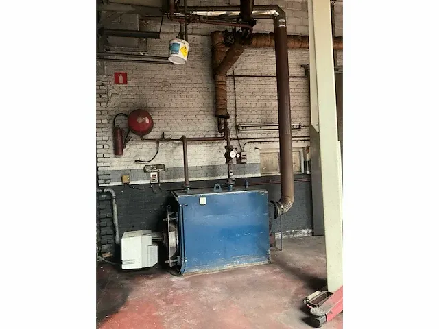 Garage inventaris, industriële verwarmingsketel siroc etalbo, brander elco klockner, 3 thermoblokken wanson met ventilatoren. - afbeelding 1 van  7