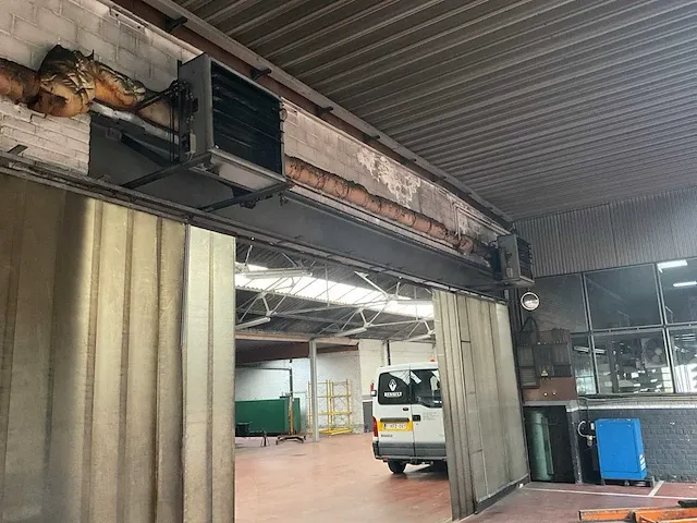 Garage inventaris, industriële verwarmingsketel siroc etalbo, brander elco klockner, 3 thermoblokken wanson met ventilatoren. - afbeelding 2 van  7