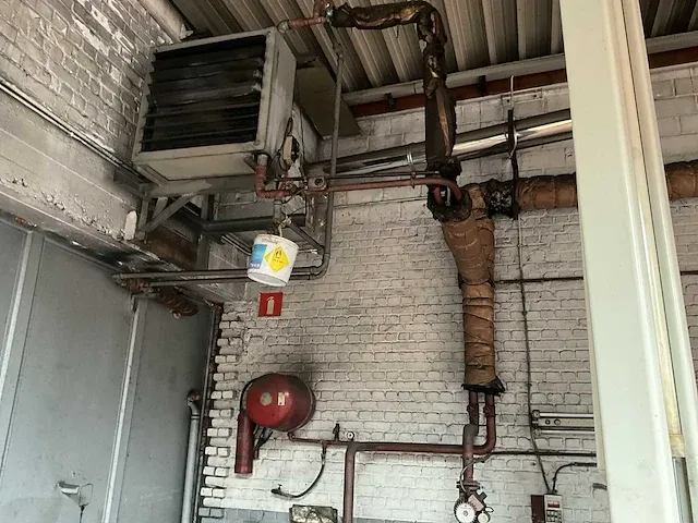 Garage inventaris, industriële verwarmingsketel siroc etalbo, brander elco klockner, 3 thermoblokken wanson met ventilatoren. - afbeelding 3 van  7