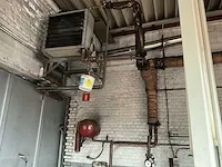 Garage inventaris, industriële verwarmingsketel siroc etalbo, brander elco klockner, 3 thermoblokken wanson met ventilatoren. - afbeelding 3 van  7
