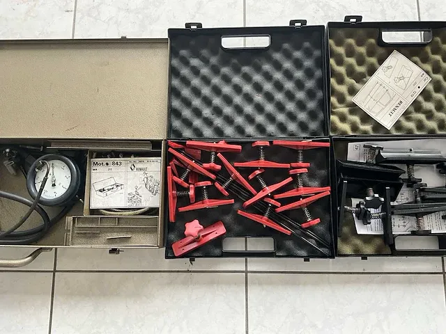 Garage inventaris, kriek, schuurmachine,ruitsnijmachine, controleapparaat voor airbag, controleapparaat voor automatische versnellingsbak, collectie klemgereedschappen - afbeelding 3 van  14