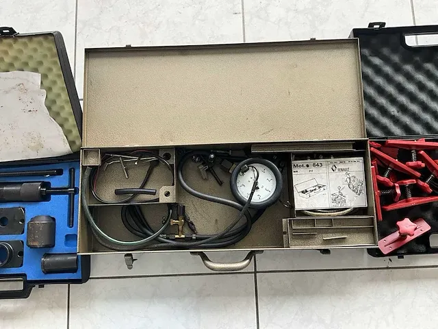 Garage inventaris, kriek, schuurmachine,ruitsnijmachine, controleapparaat voor airbag, controleapparaat voor automatische versnellingsbak, collectie klemgereedschappen - afbeelding 4 van  14