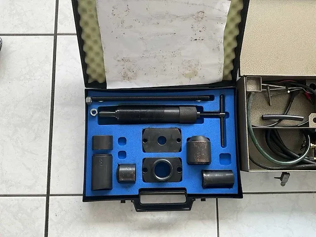 Garage inventaris, kriek, schuurmachine,ruitsnijmachine, controleapparaat voor airbag, controleapparaat voor automatische versnellingsbak, collectie klemgereedschappen - afbeelding 5 van  14