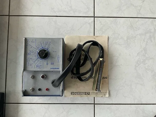 Garage inventaris, kriek, schuurmachine,ruitsnijmachine, controleapparaat voor airbag, controleapparaat voor automatische versnellingsbak, collectie klemgereedschappen - afbeelding 6 van  14
