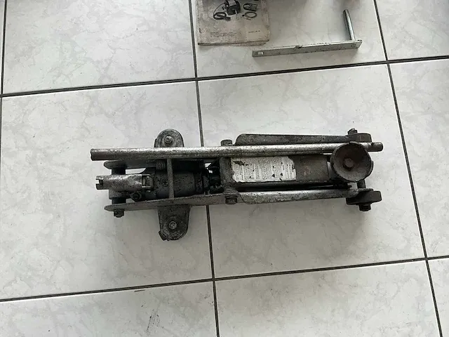 Garage inventaris, kriek, schuurmachine,ruitsnijmachine, controleapparaat voor airbag, controleapparaat voor automatische versnellingsbak, collectie klemgereedschappen - afbeelding 1 van  14