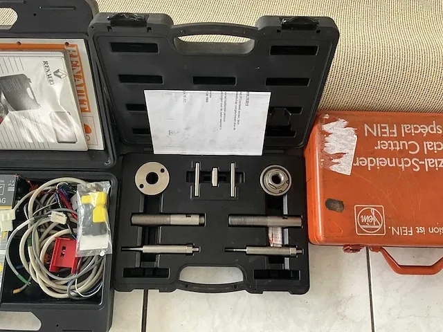 Garage inventaris, kriek, schuurmachine,ruitsnijmachine, controleapparaat voor airbag, controleapparaat voor automatische versnellingsbak, collectie klemgereedschappen - afbeelding 7 van  14