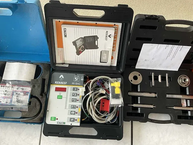Garage inventaris, kriek, schuurmachine,ruitsnijmachine, controleapparaat voor airbag, controleapparaat voor automatische versnellingsbak, collectie klemgereedschappen - afbeelding 8 van  14