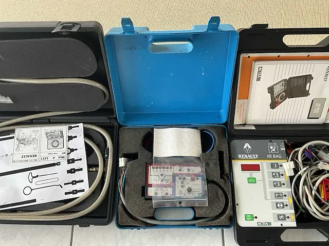Garage inventaris, kriek, schuurmachine,ruitsnijmachine, controleapparaat voor airbag, controleapparaat voor automatische versnellingsbak, collectie klemgereedschappen - afbeelding 9 van  14
