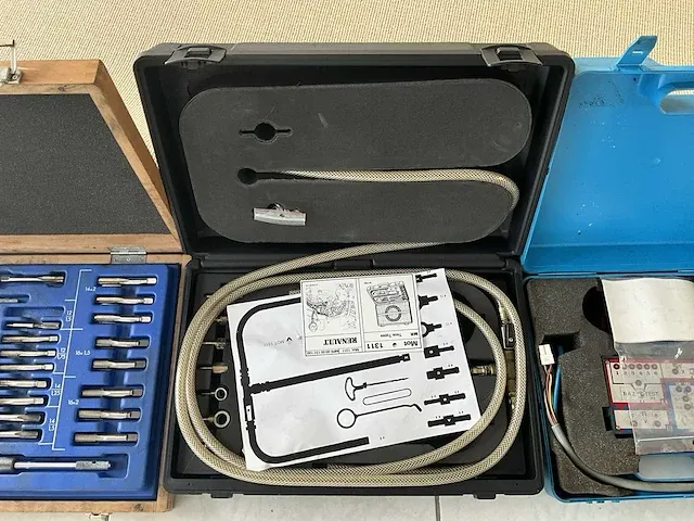 Garage inventaris, kriek, schuurmachine,ruitsnijmachine, controleapparaat voor airbag, controleapparaat voor automatische versnellingsbak, collectie klemgereedschappen - afbeelding 10 van  14