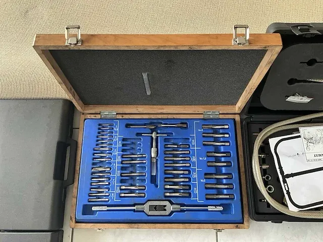 Garage inventaris, kriek, schuurmachine,ruitsnijmachine, controleapparaat voor airbag, controleapparaat voor automatische versnellingsbak, collectie klemgereedschappen - afbeelding 11 van  14