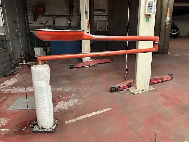 Garage inventaris, olieopvanginstallatie - afbeelding 1 van  2