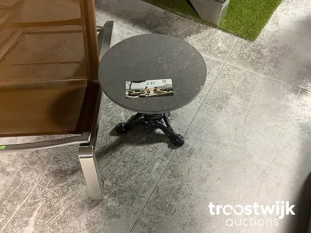 Gardeluxe bijzet tafeltjes in giet aluminium met belgische blauwsteen tafelblad - afbeelding 1 van  2
