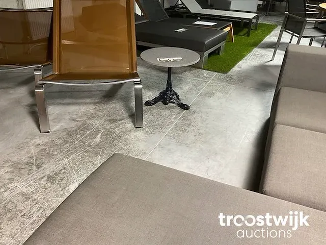 Gardeluxe bijzet tafeltjes in giet aluminium met belgische blauwsteen tafelblad - afbeelding 2 van  2