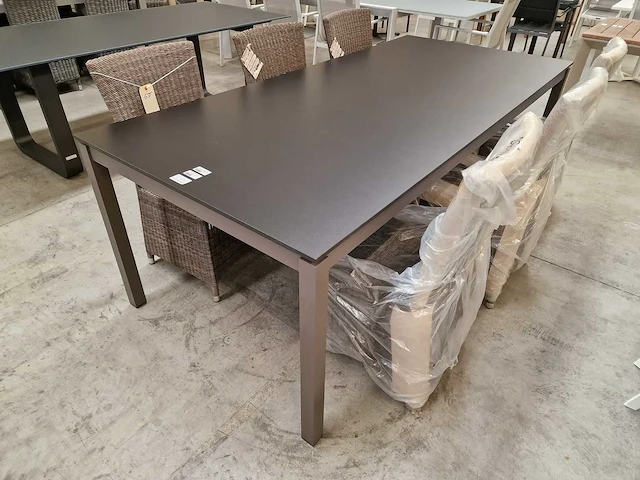 Garden prestige alu tuintafel juma taupe 220 x 100cm met hpl zwart - afbeelding 1 van  4