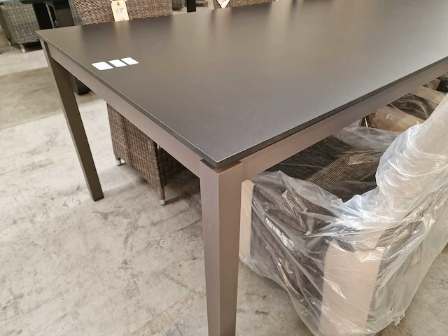 Garden prestige alu tuintafel juma taupe 220 x 100cm met hpl zwart - afbeelding 3 van  4