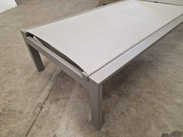 Garden prestige valdes alu ligbed warm grijs - textilene lichtgrijs - afbeelding 6 van  12