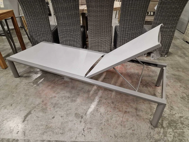 Garden prestige valdes alu ligbed warm grijs - textilene lichtgrijs - afbeelding 10 van  12
