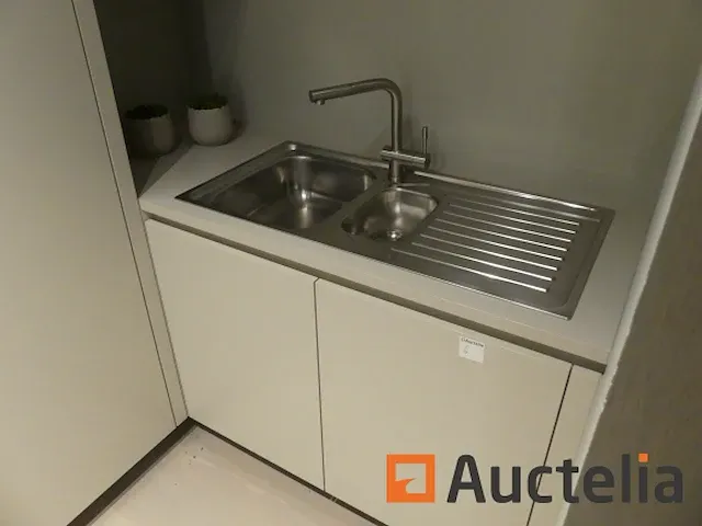 Garderobekast met ingerichte keuken (tentoonstelling model) - afbeelding 1 van  13