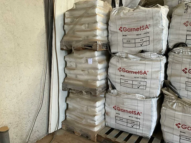 Garnet 220mesh zakken straalmiddel - afbeelding 1 van  4