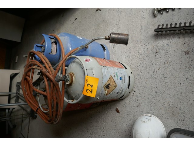 Gasbrander met gasflessen - afbeelding 1 van  4