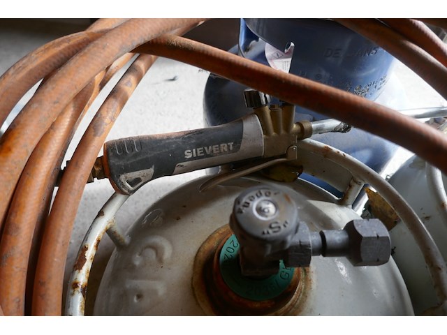 Gasbrander met gasflessen - afbeelding 2 van  4