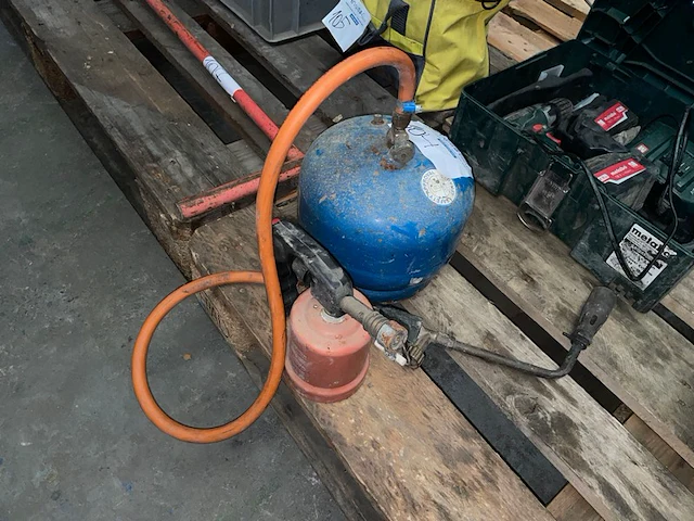 Gasfles met brander en kleine brander - afbeelding 1 van  3