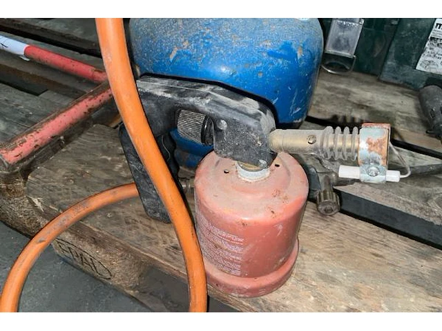 Gasfles met brander en kleine brander - afbeelding 3 van  3