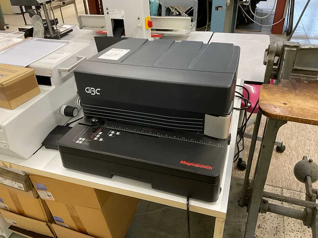 Gbc magnapunch ponsmachine - afbeelding 1 van  11