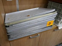 Gebaksplaten en manden - afbeelding 2 van  8