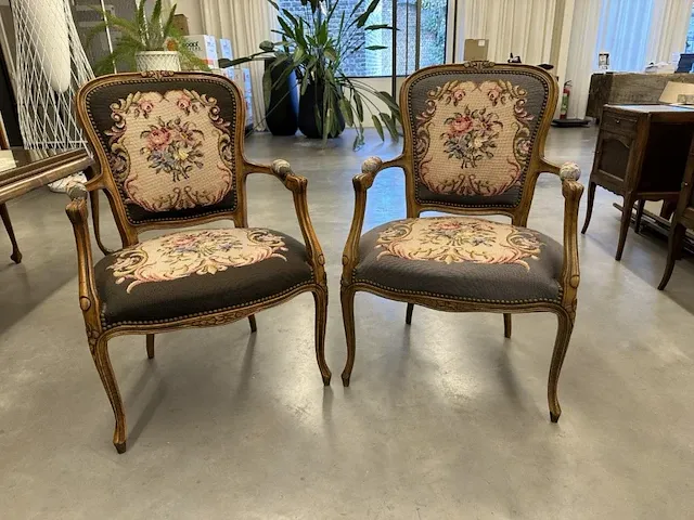 Geborduurde stoelen - afbeelding 1 van  3