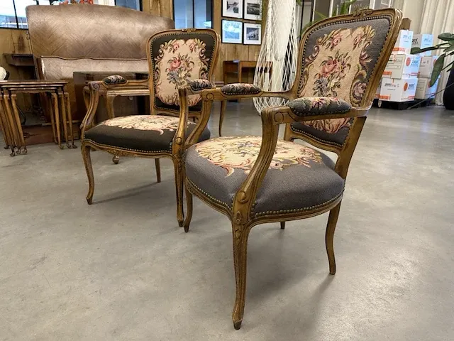 Geborduurde stoelen - afbeelding 2 van  3