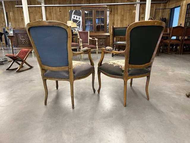 Geborduurde stoelen - afbeelding 3 van  3