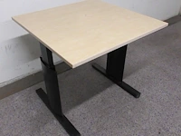 Gebruikte bijzet tafel bureau 80x80cm - afbeelding 1 van  2