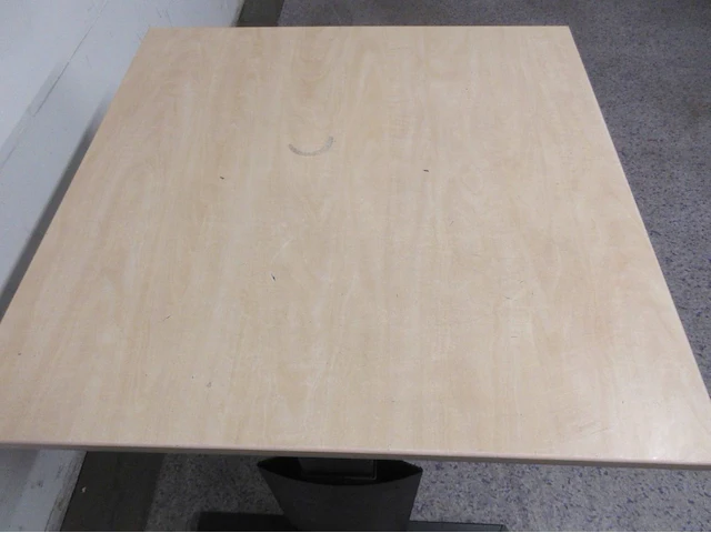 Gebruikte bijzet tafel bureau 80x80cm - afbeelding 2 van  2