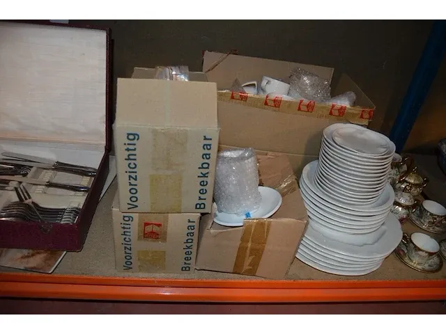 Gedeeltelijk verzilverd bestek, microgolfoven friac, partij wit hotelporselein, koffieserviesje - afbeelding 7 van  10