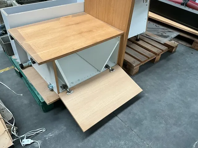 Gedemonteerd hoekbureau en toebehoren - afbeelding 13 van  14