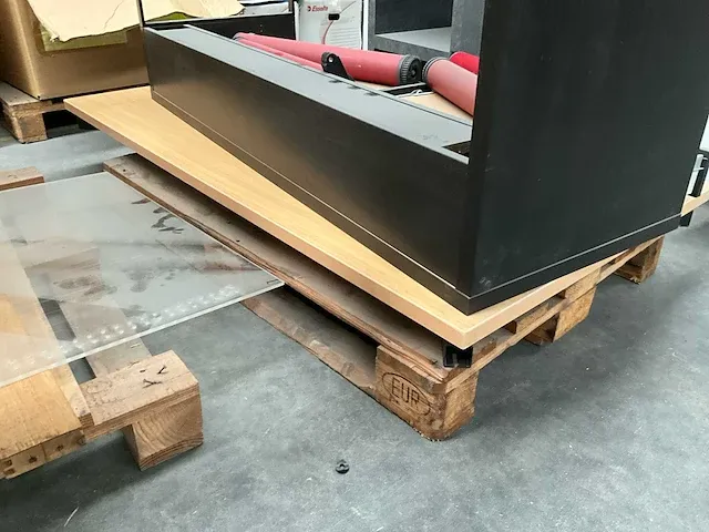 Gedemonteerd hoekbureau en toebehoren - afbeelding 7 van  14