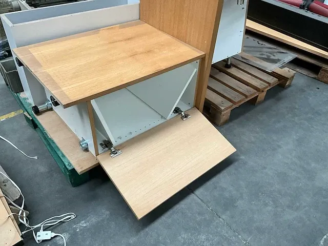 Gedemonteerd hoekbureau en toebehoren - afbeelding 13 van  14