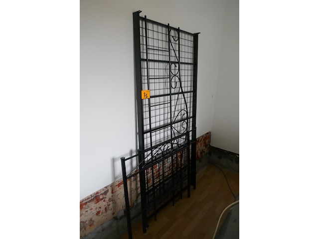 Gedemonteerd smeedijzeren bedje - afbeelding 1 van  3