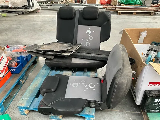 Gedemonteerde achterbank voor auto - afbeelding 1 van  8