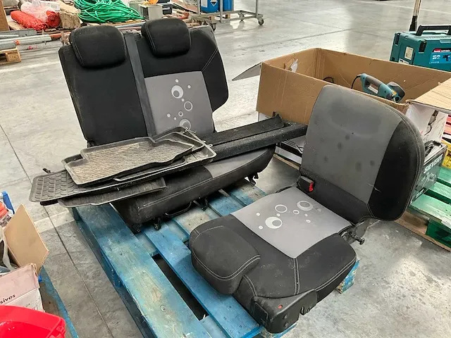 Gedemonteerde achterbank voor auto - afbeelding 8 van  8