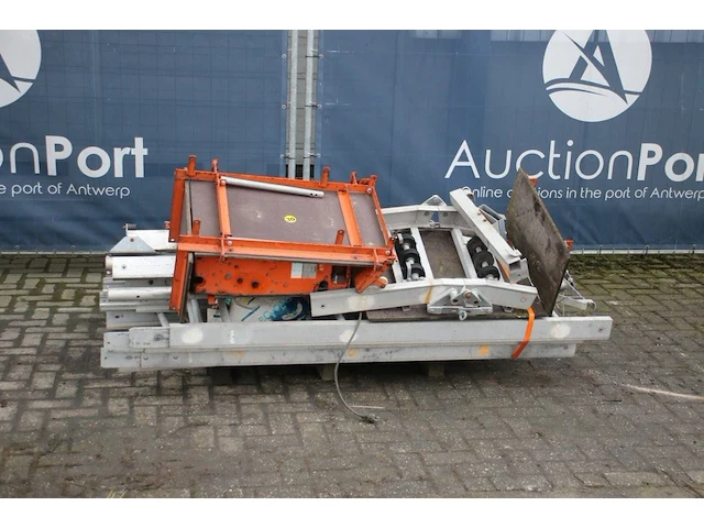 Gedemonteerde bouwlift - afbeelding 1 van  1