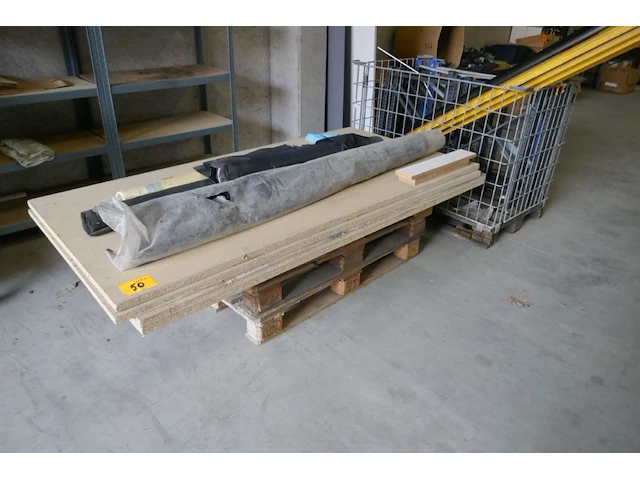 Gedemonteerde metalen lage rekken / werktafels - afbeelding 1 van  5