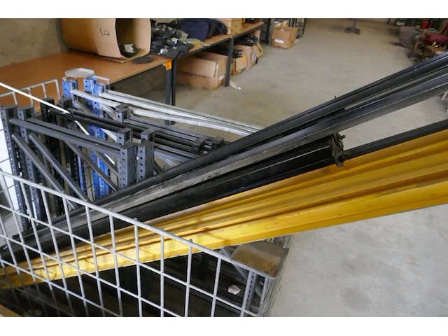 Gedemonteerde metalen lage rekken / werktafels - afbeelding 2 van  5